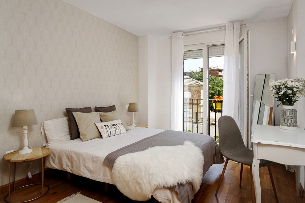 Modelo de dormitorio principal clásico renovado con paredes blancas, suelo de madera en tonos medios y suelo marrón