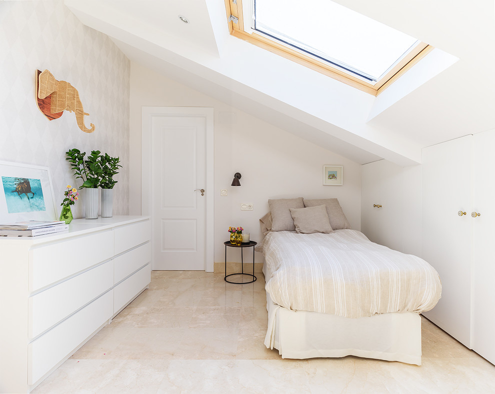 На фото: маленькая гостевая спальня (комната для гостей) в современном стиле с белыми стенами для на участке и в саду с