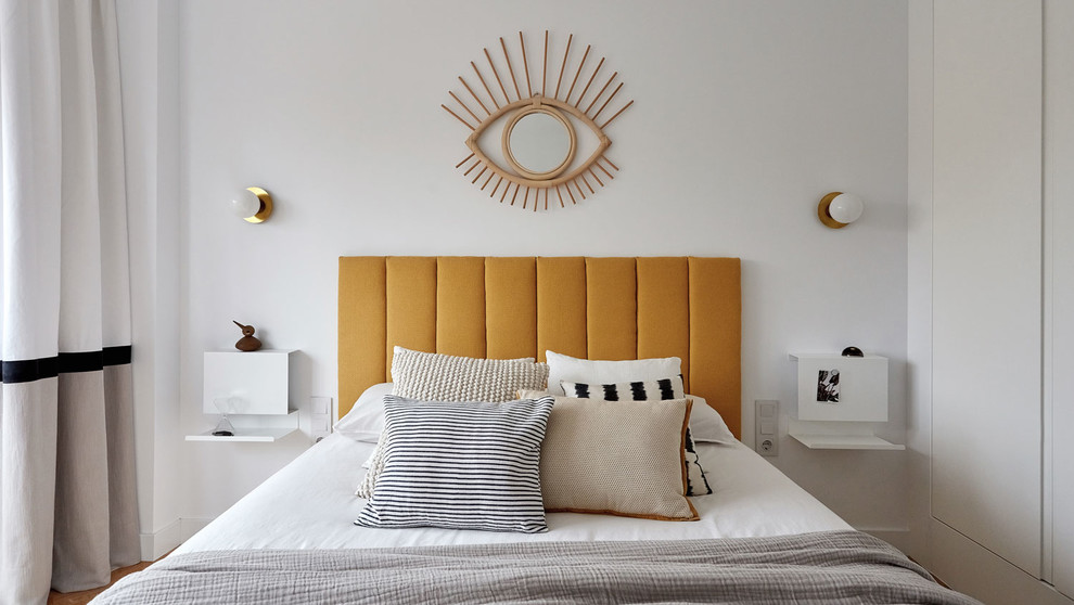 Свежая идея для дизайна: спальня среднего размера в скандинавском стиле с серыми стенами без камина - отличное фото интерьера