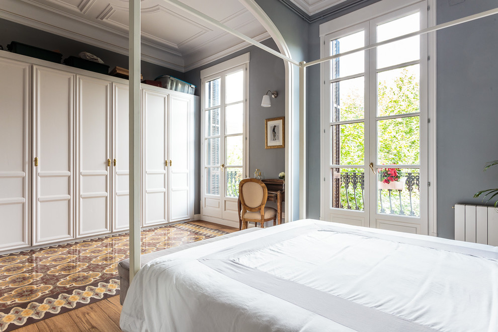 Пример оригинального дизайна: большая хозяйская спальня в стиле неоклассика (современная классика) с серыми стенами без камина