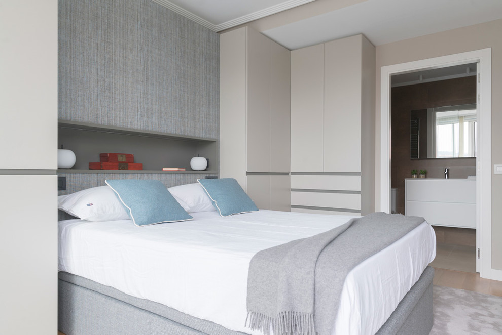 Bedroom - modern bedroom idea in Bilbao