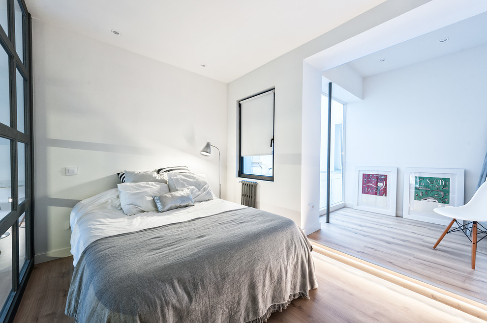 Пример оригинального дизайна: хозяйская спальня среднего размера в стиле лофт с белыми стенами и паркетным полом среднего тона без камина