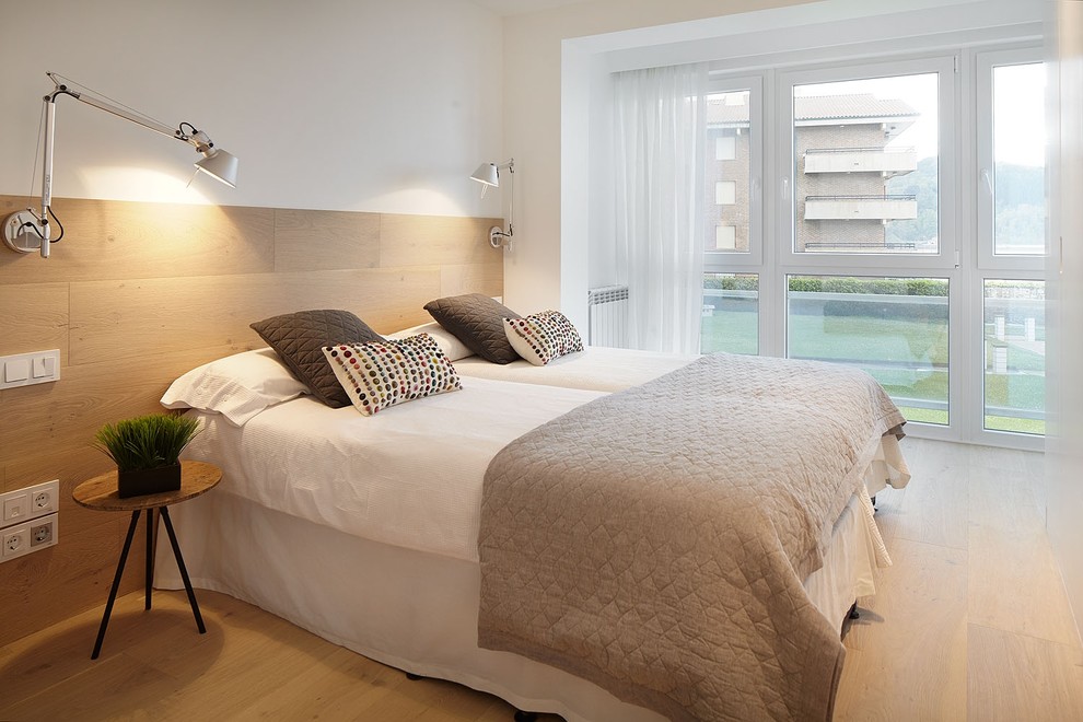Идея дизайна: гостевая спальня среднего размера, (комната для гостей) в средиземноморском стиле с белыми стенами, светлым паркетным полом и тюлем без камина