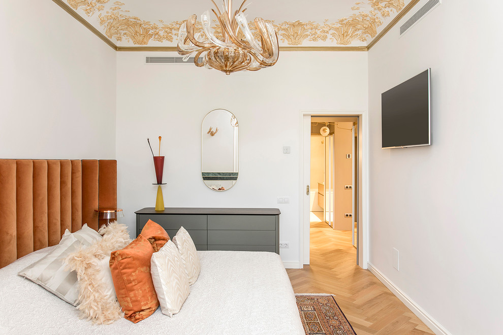 Свежая идея для дизайна: большая хозяйская спальня в классическом стиле с белыми стенами, светлым паркетным полом и бежевым полом - отличное фото интерьера