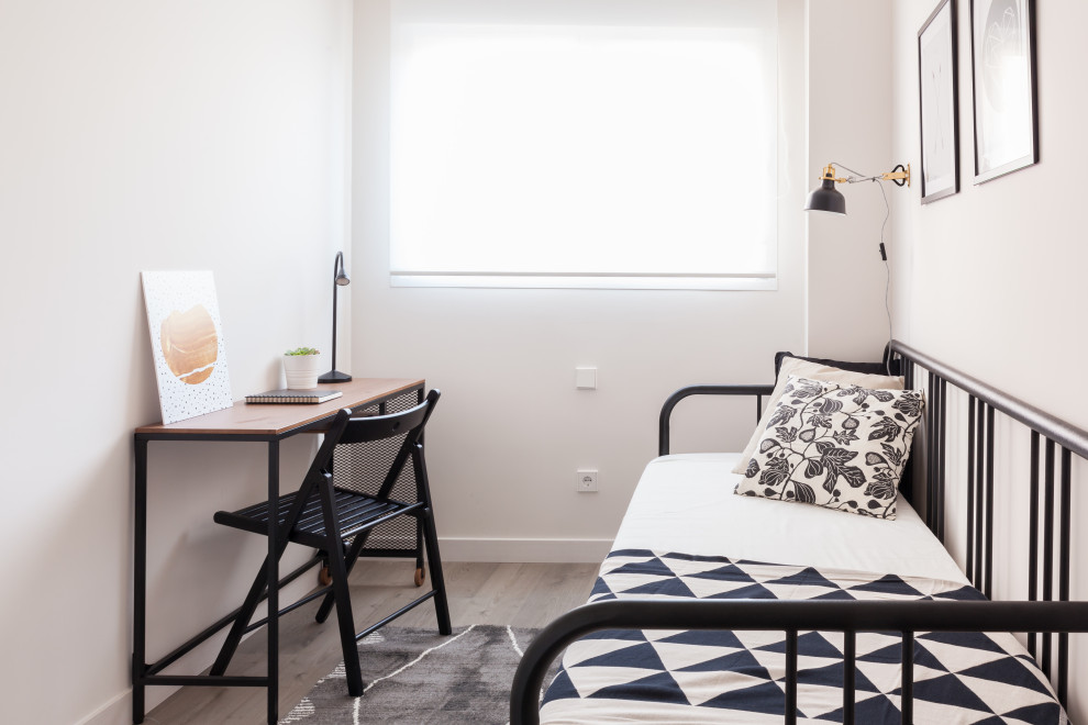 Foto på ett litet minimalistiskt gästrum, med beige väggar, laminatgolv och grått golv