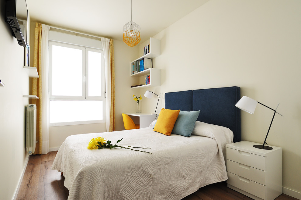 Пример оригинального дизайна: спальня в современном стиле с белыми стенами, темным паркетным полом и коричневым полом