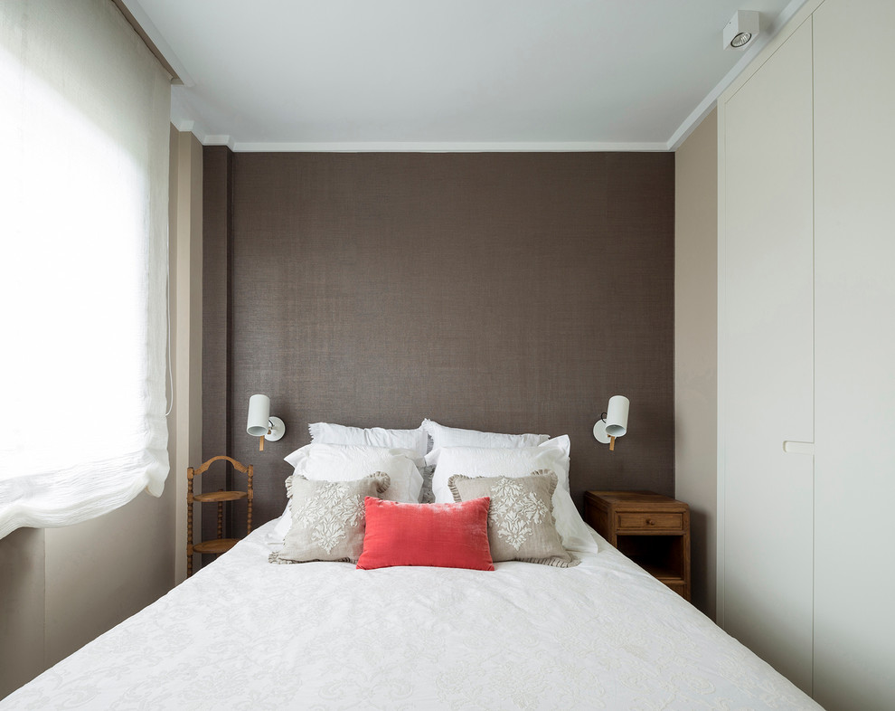 Modelo de dormitorio principal tradicional renovado pequeño sin chimenea con paredes multicolor