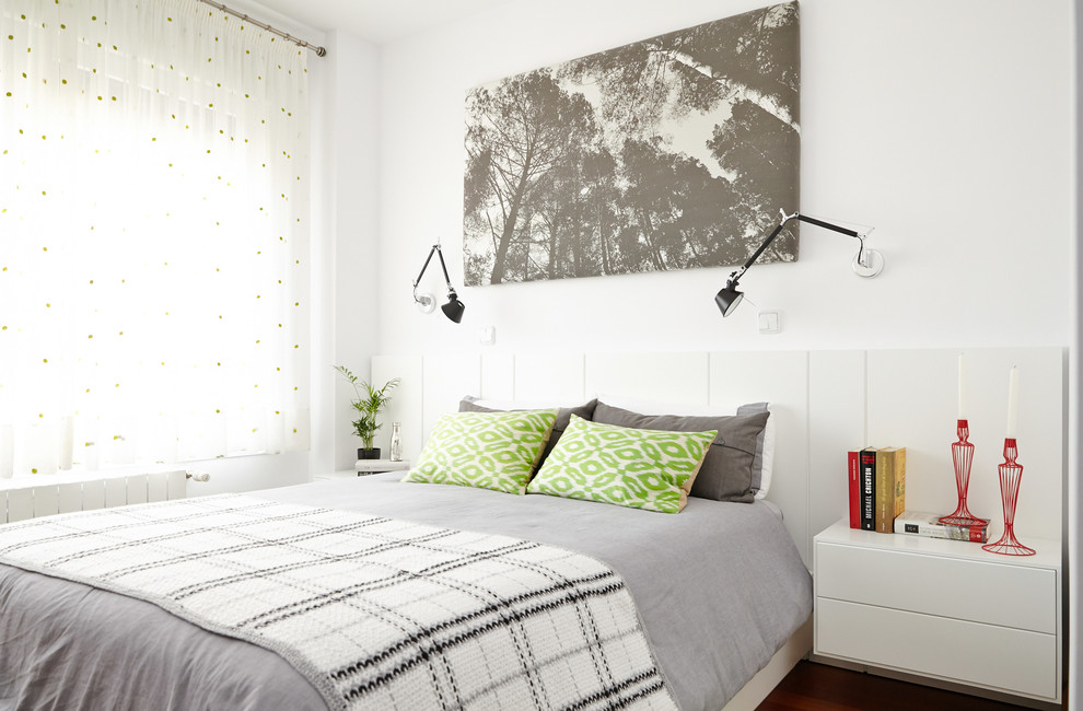 Пример оригинального дизайна: хозяйская спальня среднего размера в современном стиле с белыми стенами и тюлем без камина
