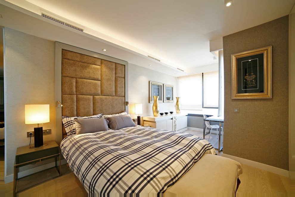 Diseño de dormitorio actual con suelo de madera clara, paredes grises y suelo beige