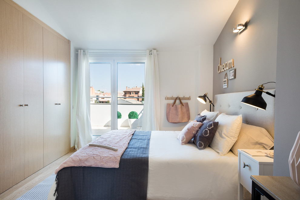 Imagen de dormitorio principal escandinavo de tamaño medio sin chimenea con paredes multicolor