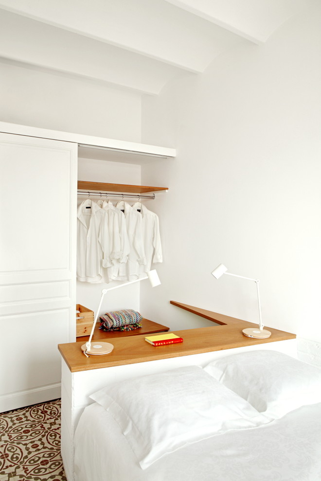 На фото: маленькая спальня в современном стиле для на участке и в саду с