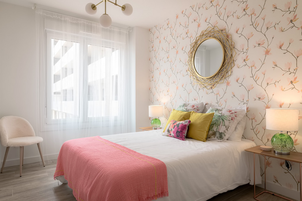 Пример оригинального дизайна: спальня в современном стиле с разноцветными стенами, серым полом и акцентной стеной