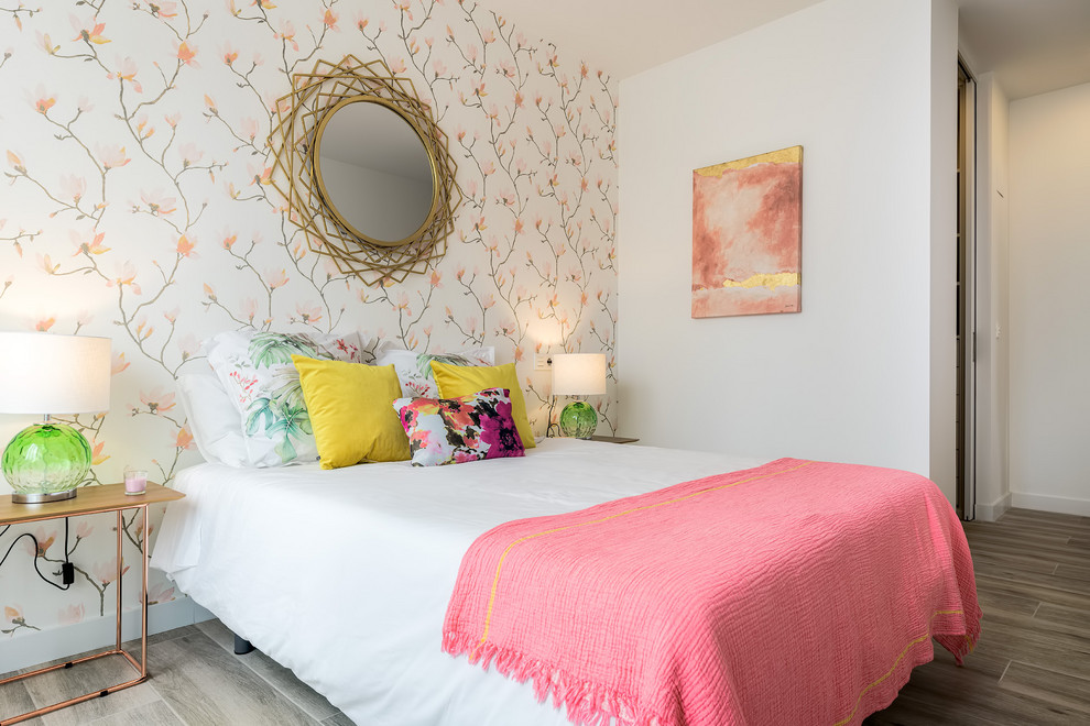 Modelo de dormitorio principal romántico con paredes multicolor