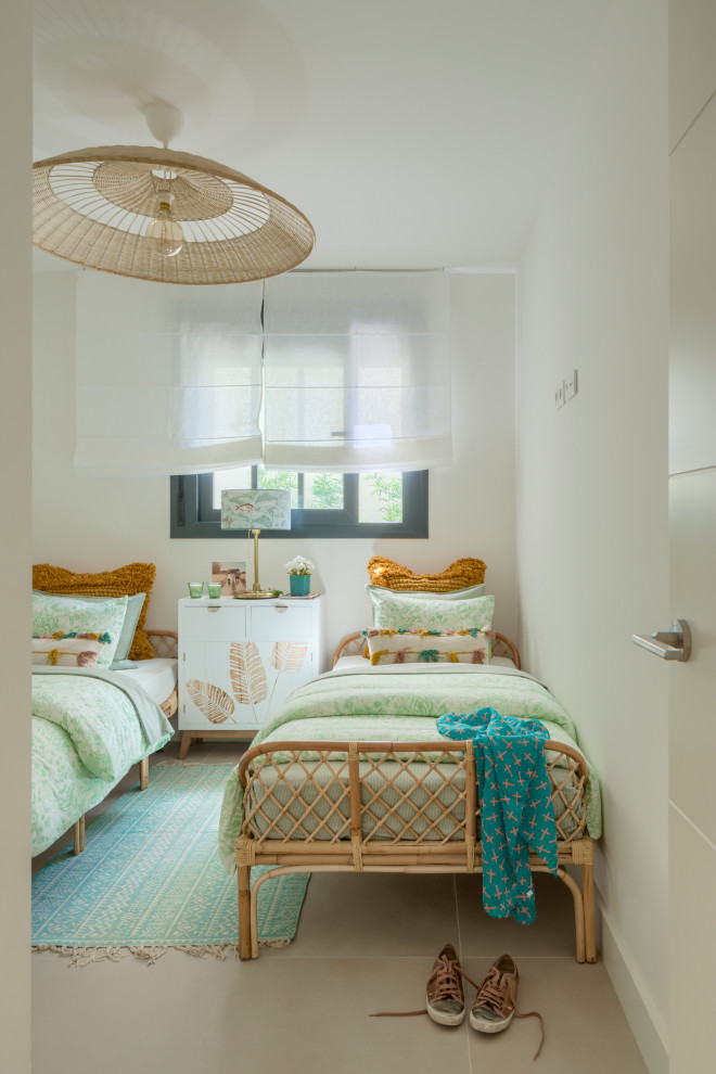 Ejemplo de habitación de invitados exótica de tamaño medio con paredes blancas, suelo de baldosas de cerámica y suelo beige