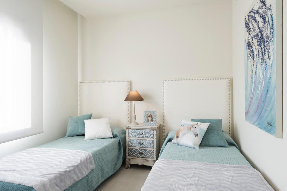 Пример оригинального дизайна: гостевая спальня среднего размера, (комната для гостей) в стиле неоклассика (современная классика) с белыми стенами и светлым паркетным полом без камина