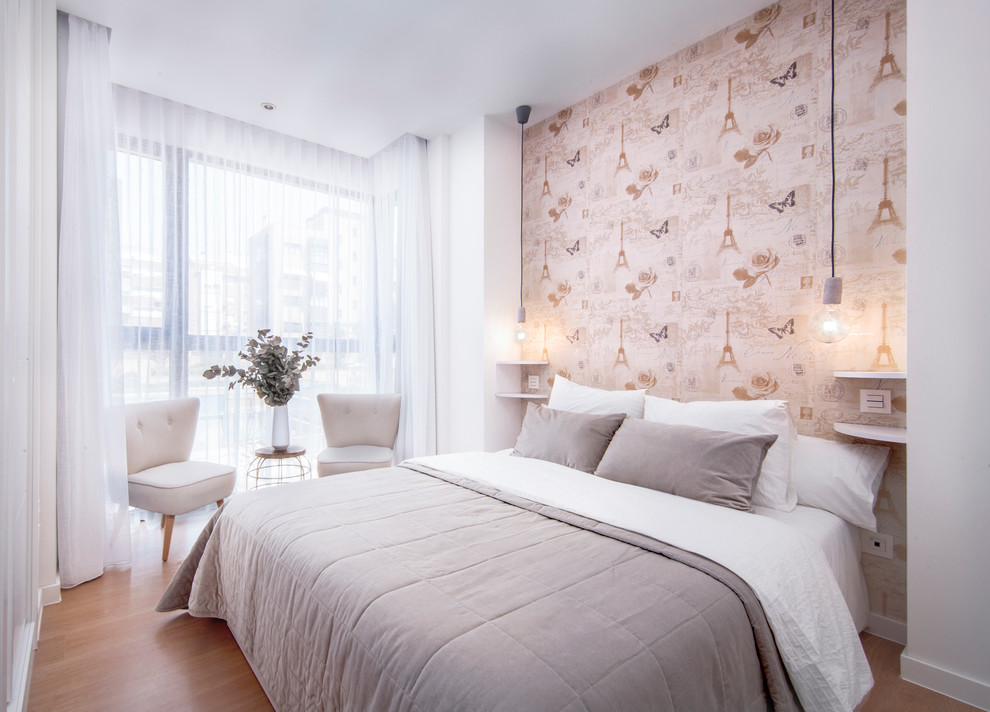 Diseño de dormitorio principal moderno de tamaño medio sin chimenea con paredes blancas y suelo de madera en tonos medios
