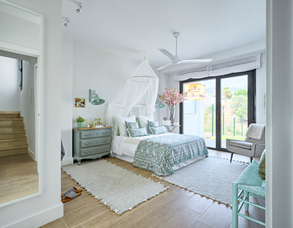 Immagine di una camera degli ospiti stile marinaro di medie dimensioni con pareti bianche e pavimento in gres porcellanato