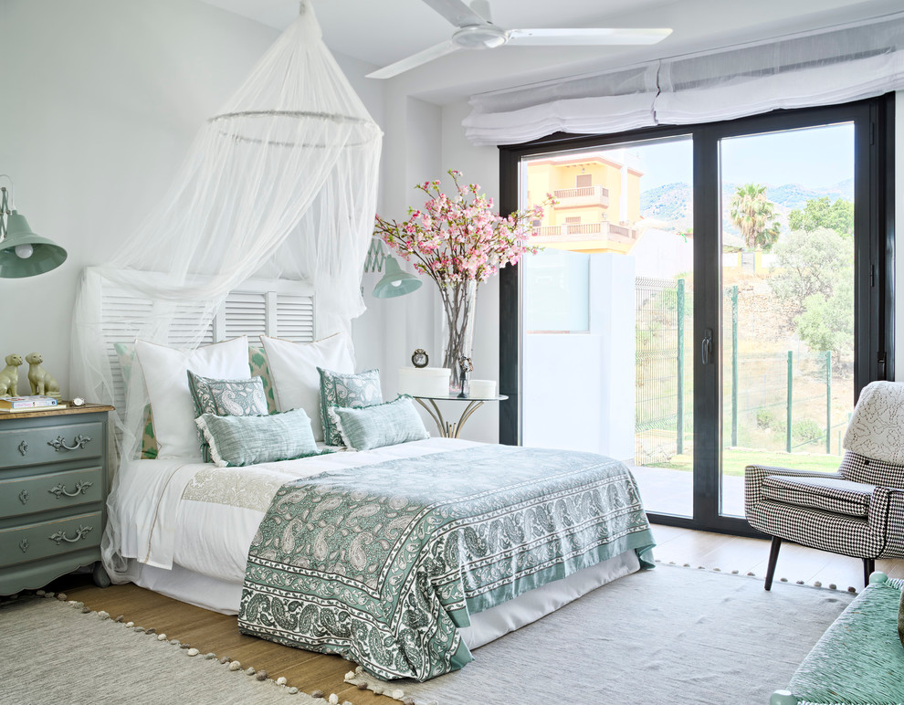 Идея дизайна: хозяйская спальня среднего размера в морском стиле с белыми стенами и полом из керамогранита