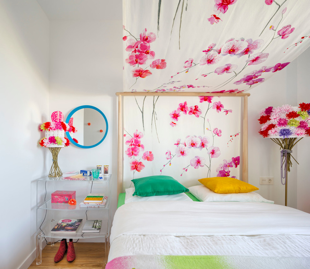 Diseño de habitación de invitados bohemia con paredes blancas y suelo de madera en tonos medios
