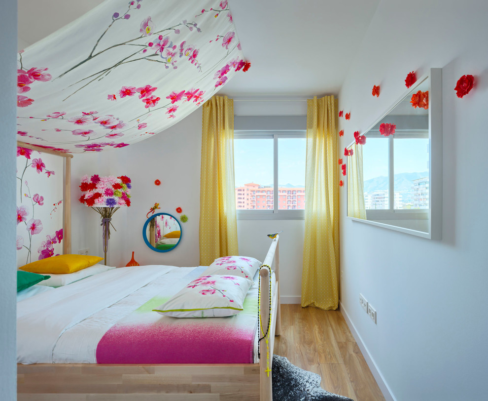 Стильный дизайн: хозяйская спальня среднего размера в стиле фьюжн с белыми стенами и паркетным полом среднего тона - последний тренд