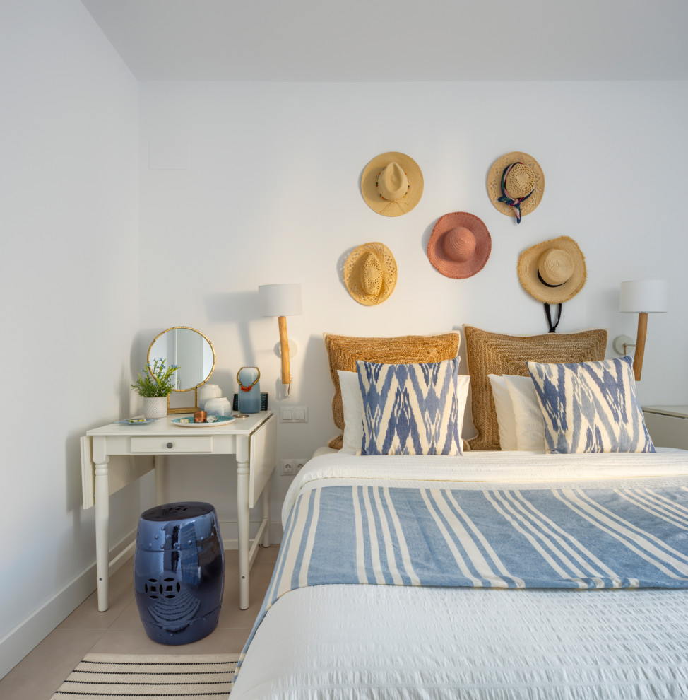 Mittelgroßes Mediterranes Hauptschlafzimmer mit weißer Wandfarbe, Porzellan-Bodenfliesen und beigem Boden in Sonstige