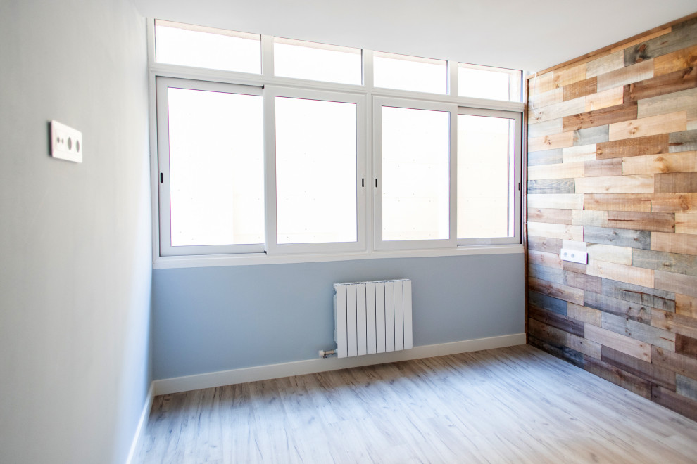 Foto de dormitorio principal contemporáneo grande sin chimenea con paredes azules, suelo de madera en tonos medios y suelo marrón