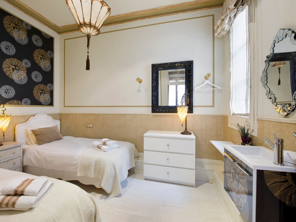 Diseño de habitación de invitados clásica renovada grande sin chimenea con paredes multicolor y suelo de madera pintada