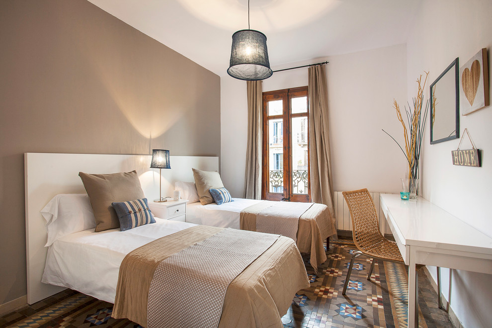 Пример оригинального дизайна: гостевая спальня (комната для гостей), среднего размера в средиземноморском стиле с бежевыми стенами и полом из керамической плитки без камина