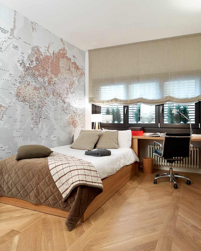 На фото: хозяйская спальня среднего размера в стиле неоклассика (современная классика) с разноцветными стенами и светлым паркетным полом без камина с