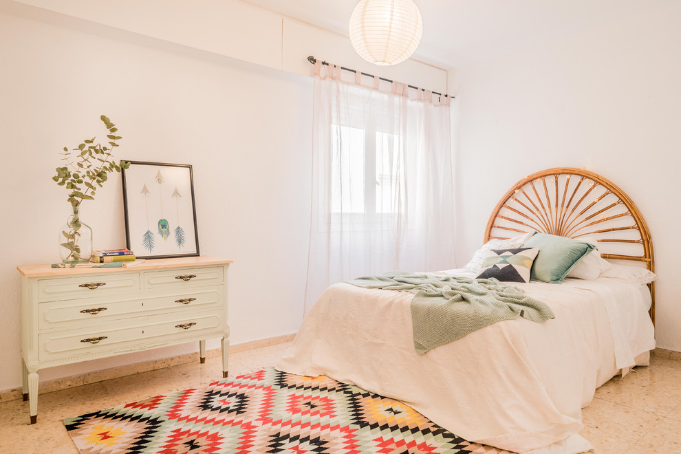 Modelo de habitación de invitados costera de tamaño medio con paredes blancas y suelo beige