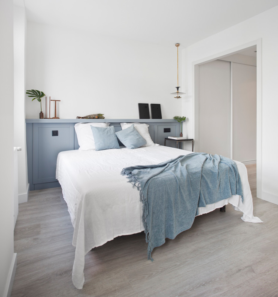 Свежая идея для дизайна: спальня в стиле неоклассика (современная классика) с белыми стенами и серым полом - отличное фото интерьера