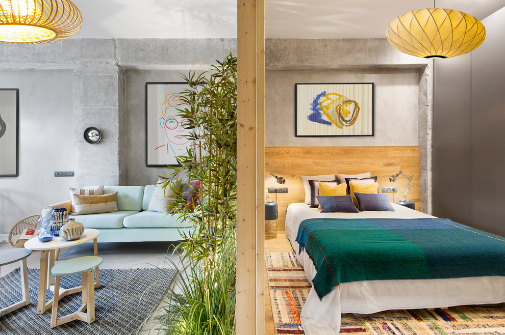 Mittelgroßes Industrial Schlafzimmer ohne Kamin mit grauer Wandfarbe in Barcelona