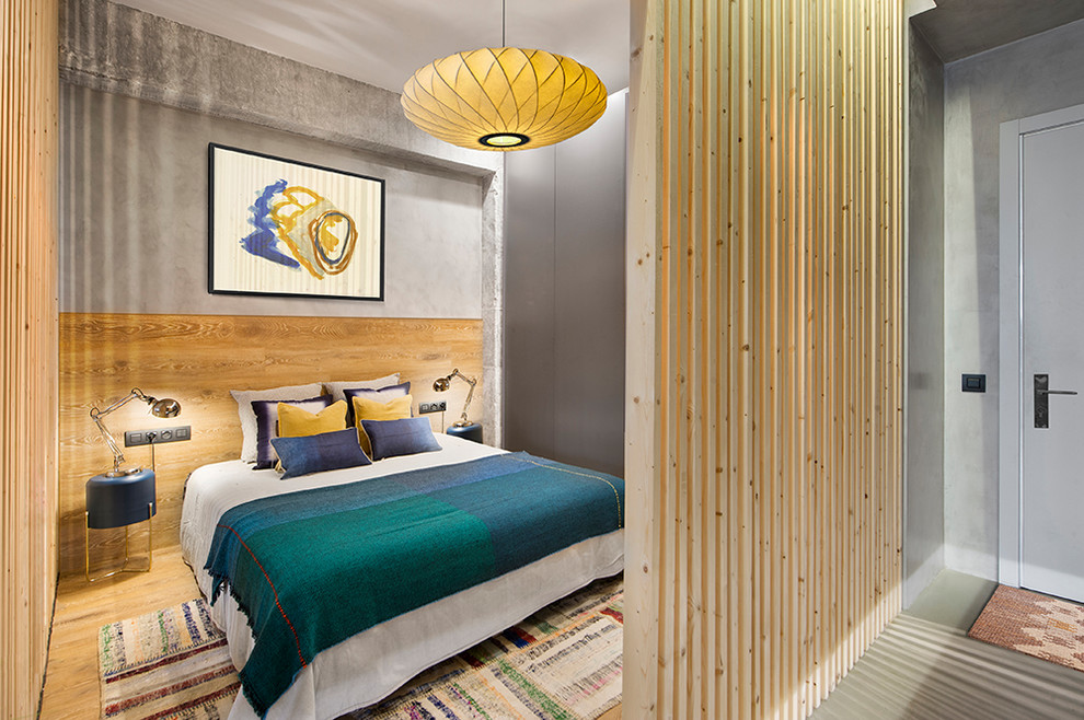Источник вдохновения для домашнего уюта: хозяйская спальня среднего размера в стиле лофт с серыми стенами, паркетным полом среднего тона и бежевым полом