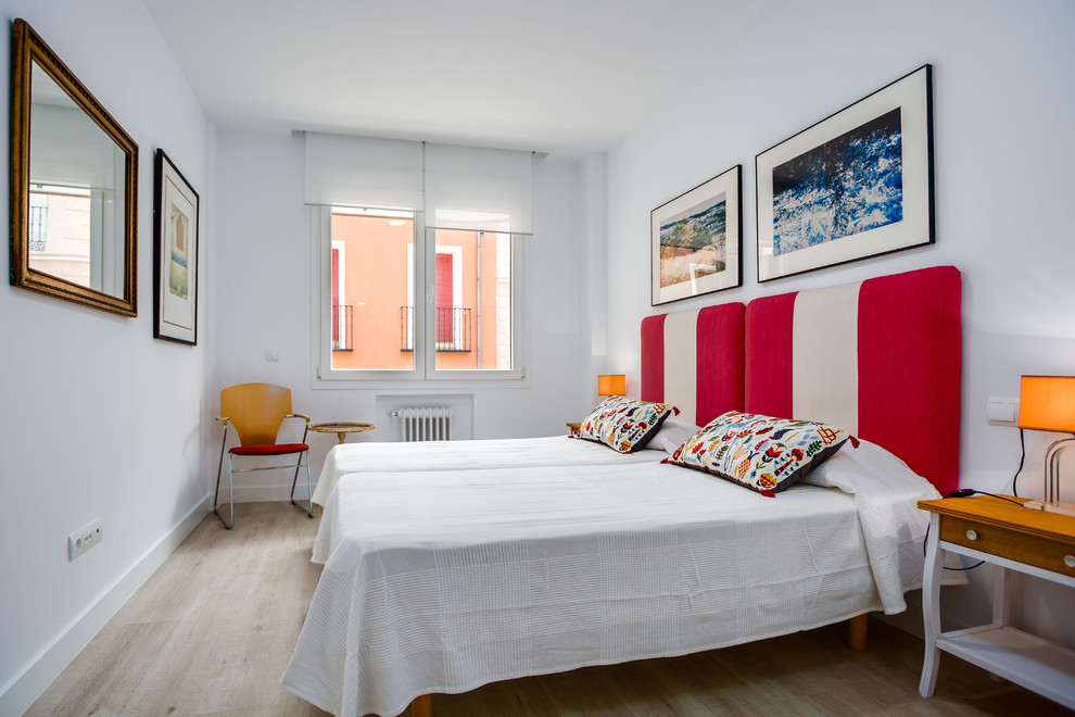 На фото: гостевая спальня (комната для гостей) в стиле фьюжн с белыми стенами, светлым паркетным полом и бежевым полом с
