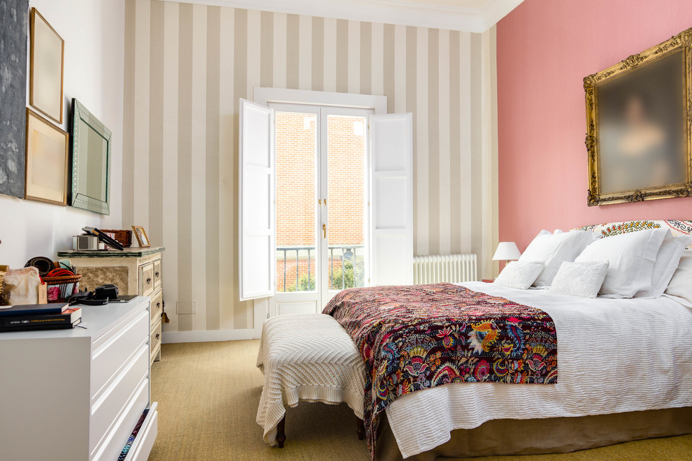 Стильный дизайн: гостевая спальня (комната для гостей) в средиземноморском стиле с розовыми стенами, ковровым покрытием и желтым полом - последний тренд