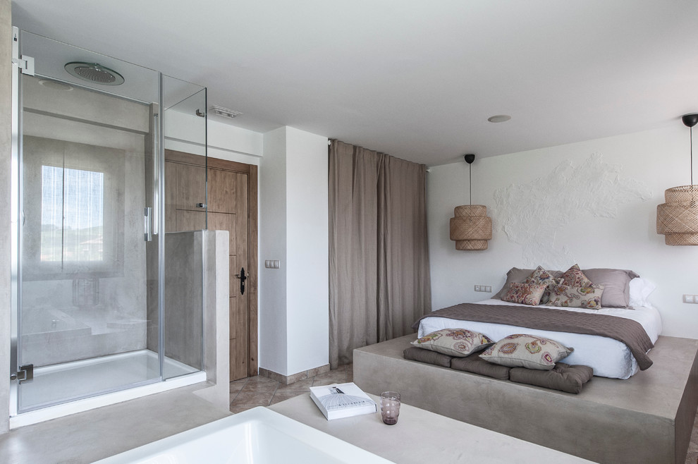 Foto de dormitorio principal mediterráneo de tamaño medio sin chimenea con paredes blancas y suelo de baldosas de terracota