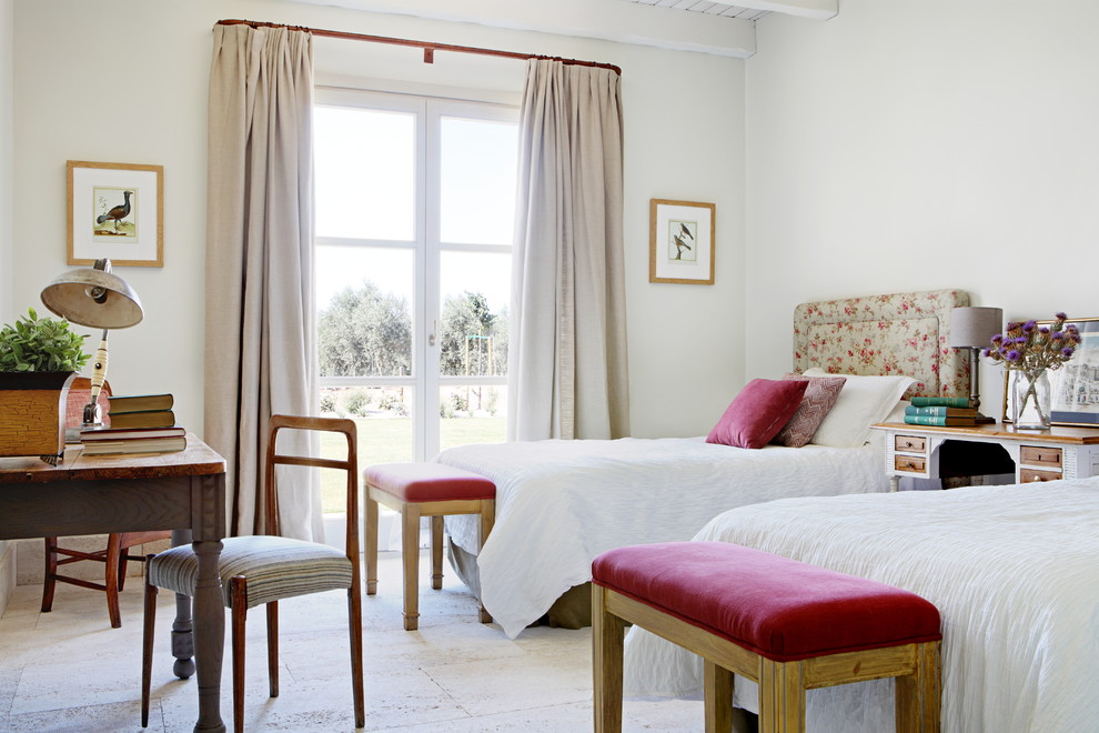 Ejemplo de habitación de invitados mediterránea con paredes blancas y suelo beige