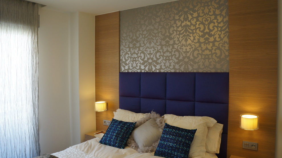 Imagen de dormitorio principal bohemio de tamaño medio con paredes multicolor