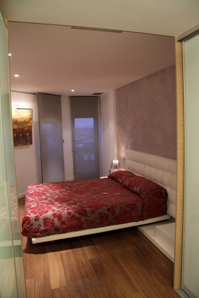 Modelo de dormitorio principal ecléctico de tamaño medio sin chimenea con paredes multicolor y suelo de madera oscura