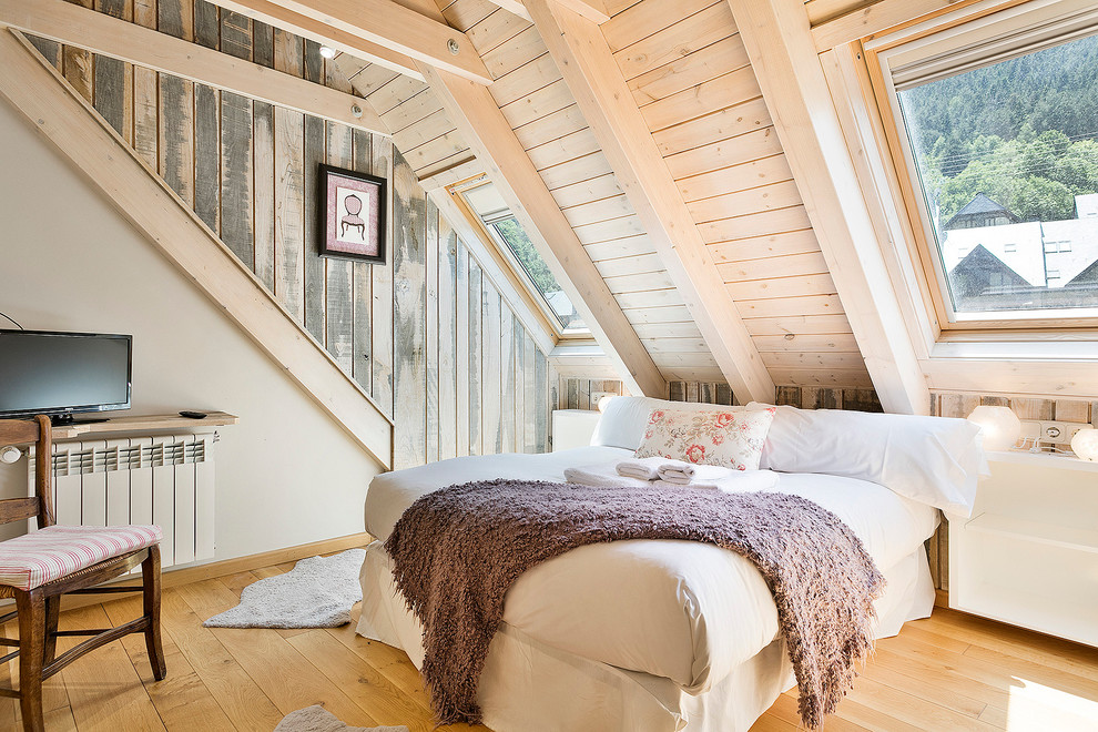 Foto de dormitorio principal romántico de tamaño medio sin chimenea con suelo de madera en tonos medios, paredes beige y techo inclinado