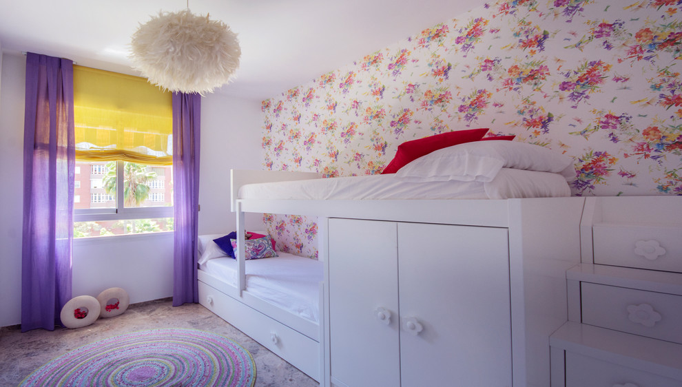 На фото: гостевая спальня среднего размера, (комната для гостей) в стиле неоклассика (современная классика) с разноцветными стенами без камина