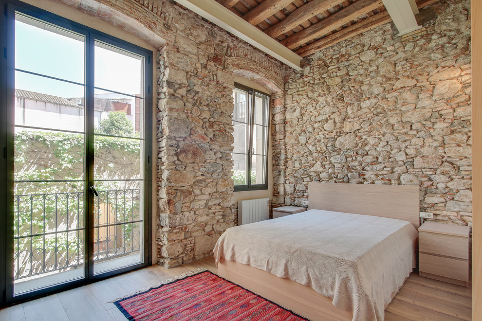 Foto de dormitorio principal rural de tamaño medio sin chimenea con suelo de madera en tonos medios