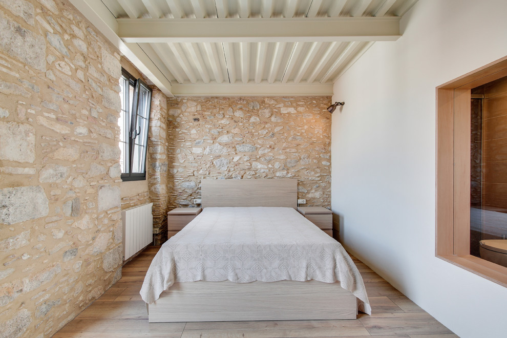 Exemple d'une chambre parentale nature de taille moyenne avec un mur beige, parquet clair et aucune cheminée.
