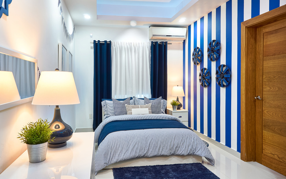 Esempio di una camera da letto design con pareti multicolore e pavimento bianco