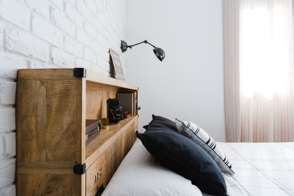 На фото: хозяйская спальня среднего размера в современном стиле с белыми стенами, темным паркетным полом и разноцветным полом