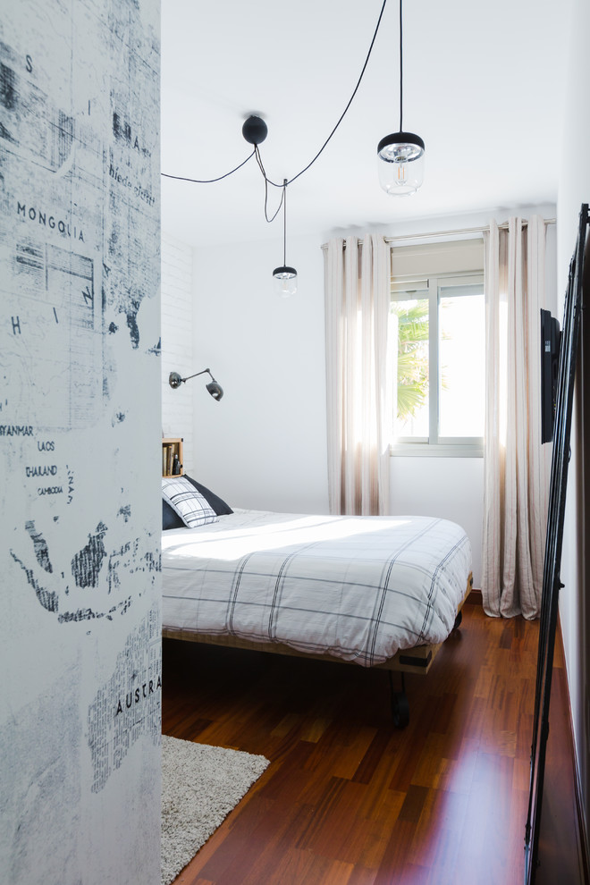 マラガにある中くらいなコンテンポラリースタイルのおしゃれな主寝室 (白い壁、濃色無垢フローリング、マルチカラーの床) のインテリア