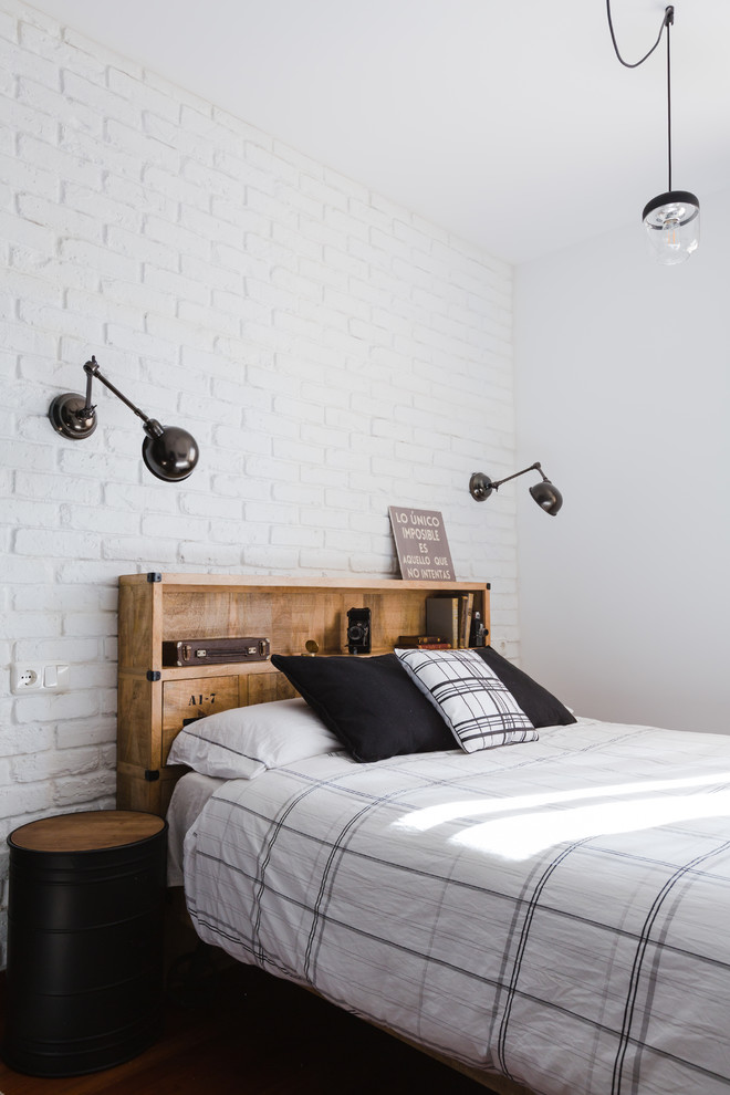 Foto de dormitorio principal urbano con paredes blancas y suelo de madera oscura