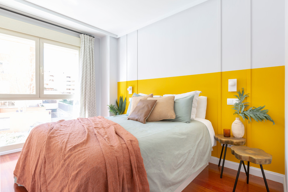他の地域にあるコンテンポラリースタイルのおしゃれな客用寝室 (黄色い壁、無垢フローリング) のレイアウト