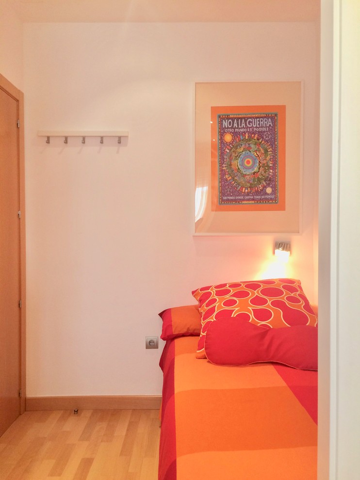 マドリードにある小さなコンテンポラリースタイルのおしゃれな客用寝室のレイアウト