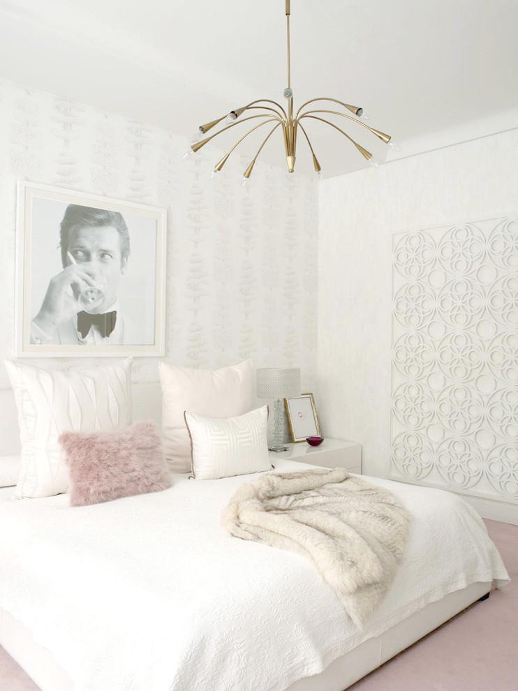Imagen de dormitorio principal escandinavo de tamaño medio con paredes blancas